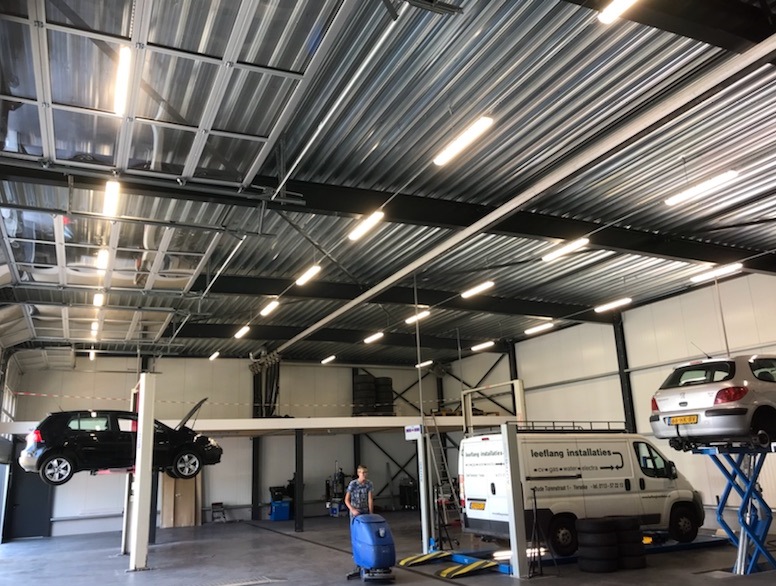 EK Electronics Karwei bij garage de Kramer, uitbreiding werkplaats te